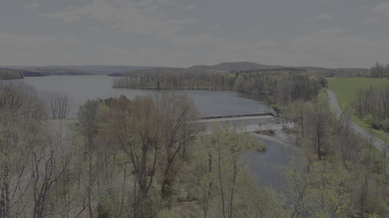 paso aéreo de una presa en un embalse en primavera