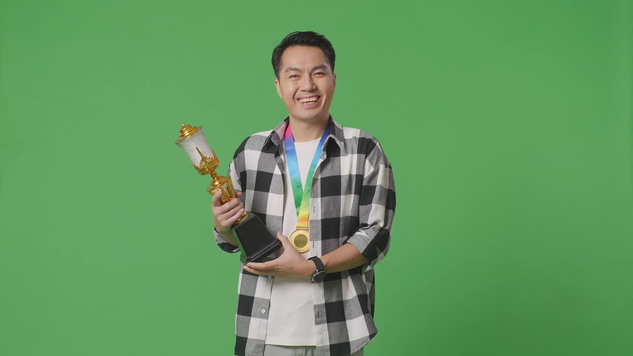 자부심 리본 을 가진 트로피 를 들고 있는 사람