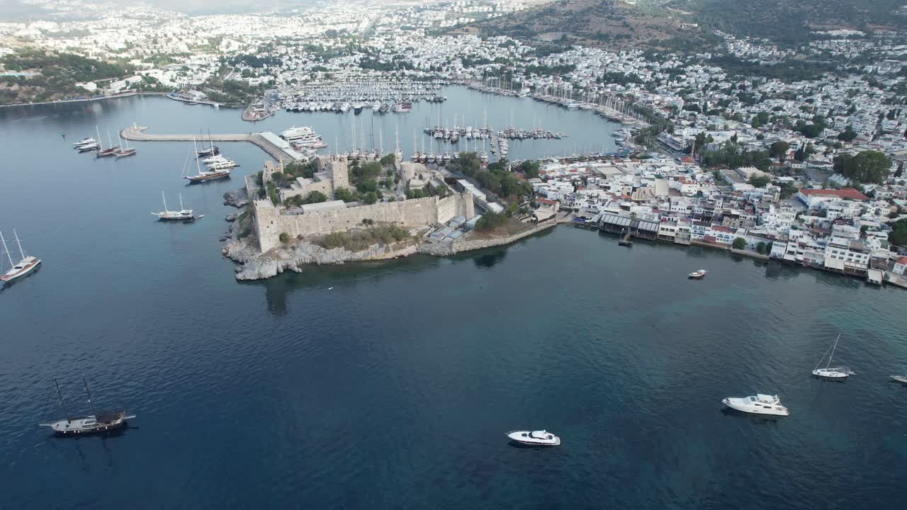 tomada de avión no tripulado de la ciudad y el castillo de bodrum en la riviera turca