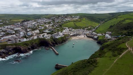 Atemberaubende-4K-Drohnenaufnahmen-Von-Port-Isaac-In-Cornwall