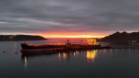 Cloudy-sunset-in-winter-time-at-La-Herradura-beach,-Coquimbo,-Chile