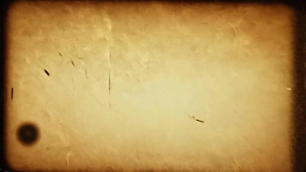 오래된 영화 프로젝터는 빈, 박이는, 그리고 어진 슈퍼 8 영화 프레임을 표시하여 향수와 역사의 느낌을 불러일으니다.