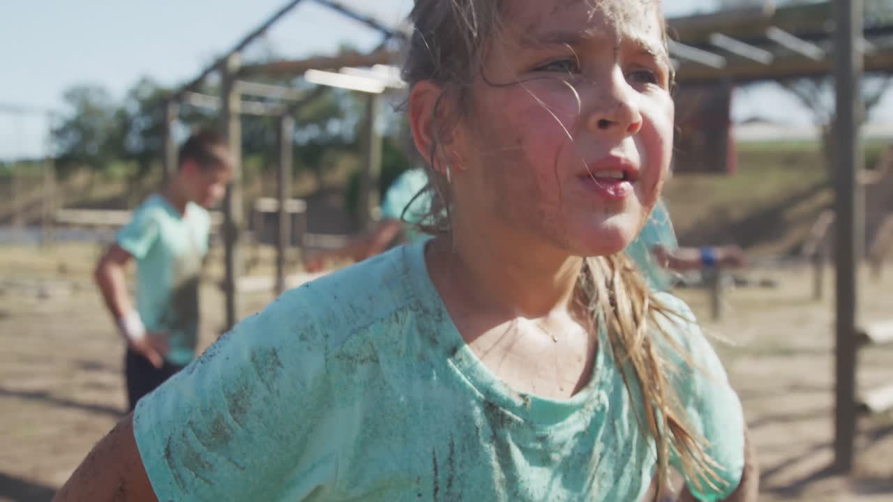 부트 캠프에서 백인 소녀