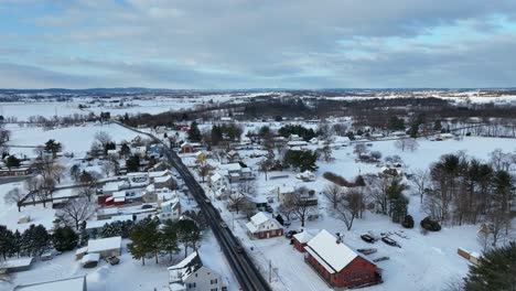 Winterschnee-In-Steigender-Luftaufnahme-Mit-Nachbarschaftsgemeinschaft-In-Neuengland,-USA