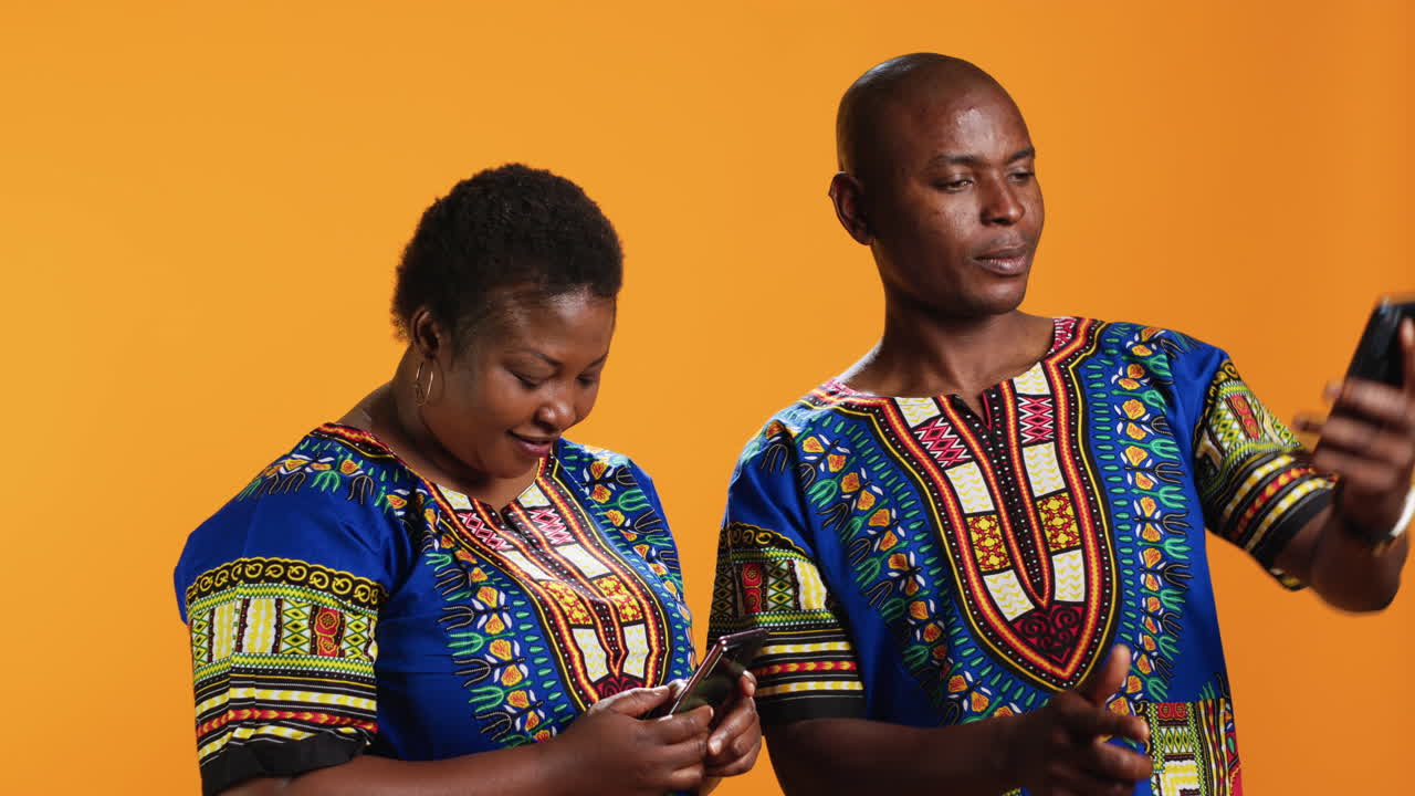 비디오 통화 연결을 통해 토론하는 민족 커플