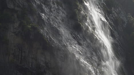 Ein-Kleiner-Wasserfall-Wird-An-Einer-Klippe-In-Nebel-Geblasen---Milford-Sound,-Neuseeland