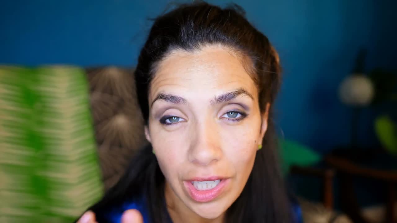 blogger de video aplicando eyeshdow en el hogar 4k
