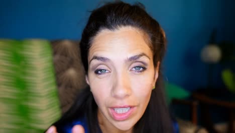 Female-video-blogger-applying-eyeshdow-at-home-4k