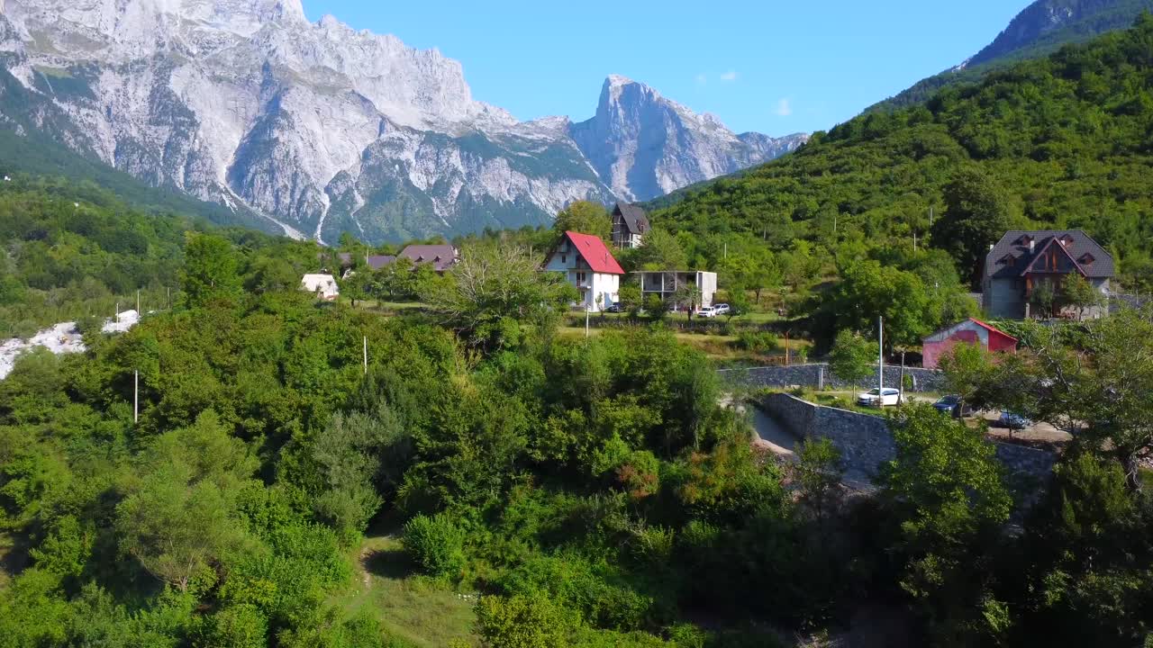 Paesaggio pittoresco di un villaggio di montagna