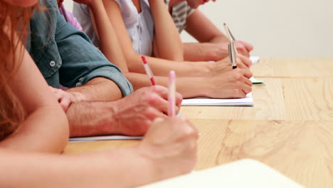 estudiantes sentados en la clase tomando notas