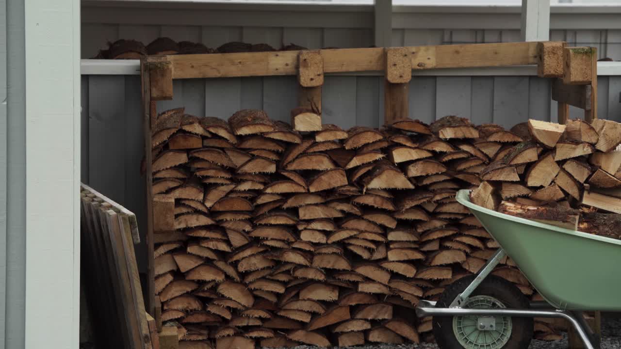 바 ⁇ 를 밀고 있는 남자와 함께  ⁇ 어진 나무를 쌓았다