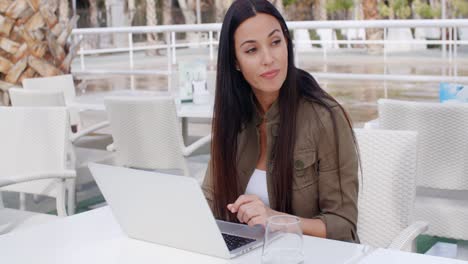 joven mujer de negocios trabajando al aire libre en una computadora portátil