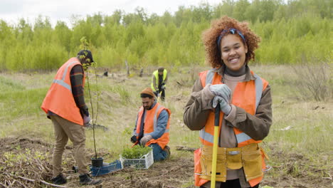 Activista-Ecologista-Afroamericano-Posando-Para-La-Cámara-Y-Sonriendo-En-El-Bosque