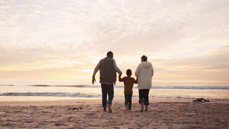 Tomados-De-La-Mano,-Puesta-De-Sol-Y-Abuelos