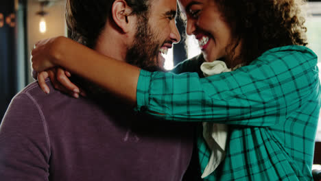 una pareja feliz abrazándose