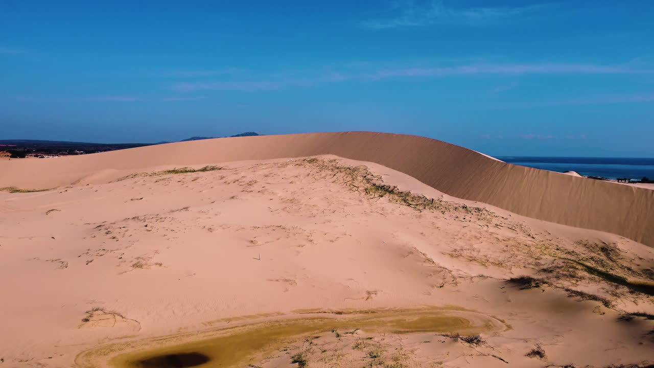 antena lenta volando hacia adelante sobre dunas de arena en mui dinh, vietnam