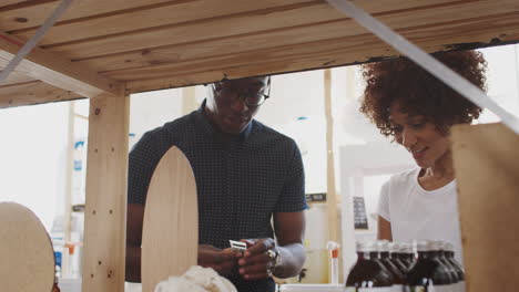 Pareja-Joven-Comprando-Productos-De-Belleza-Y-Cuerpo-En-Una-Tienda-De-Comestibles-Sostenible-Sin-Plástico