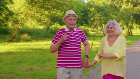 Feliz-Pareja-De-Ancianos-Con-Estilo-Familia-Abuela-Abuelo-Disfrutando-De-Una-Cita,-Bailando-En-El-Parque-De-Verano