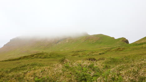 nubes de niebla sobre las montañas en la península de hornstrandir, islandia