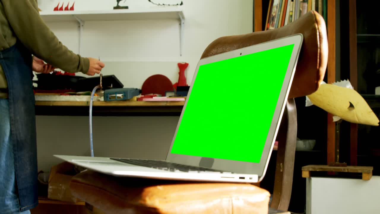 artesano que trabaja en el taller 4k