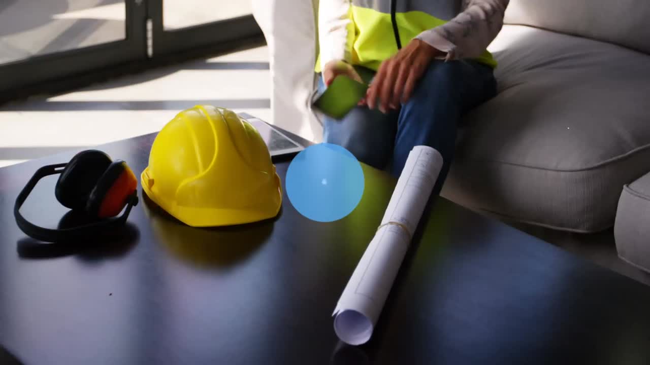 스마트폰을 사용하는 백인 사업가 여성에 대한 아이콘과의 연결 네트워크의 애니메이션