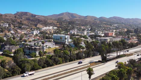 Eine-Drohnenantenne-Der-Südkalifornischen-Strandstadt-Ventura-Kalifornien-Mit-Autobahnvordergrund-Und-Berghintergrund-4