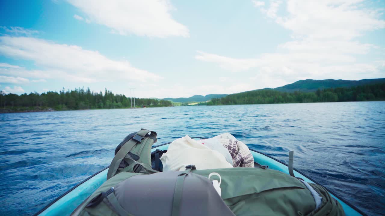 평온 한 바다 에서 항해 하는 배