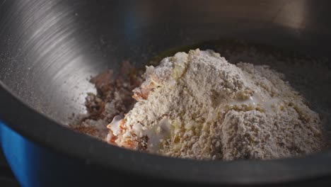 primer plano de chef experto preparando buñuelos de atún