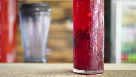 bebida alcohólica roja en vaso grande, gin tonic, gin tonic, cítricos