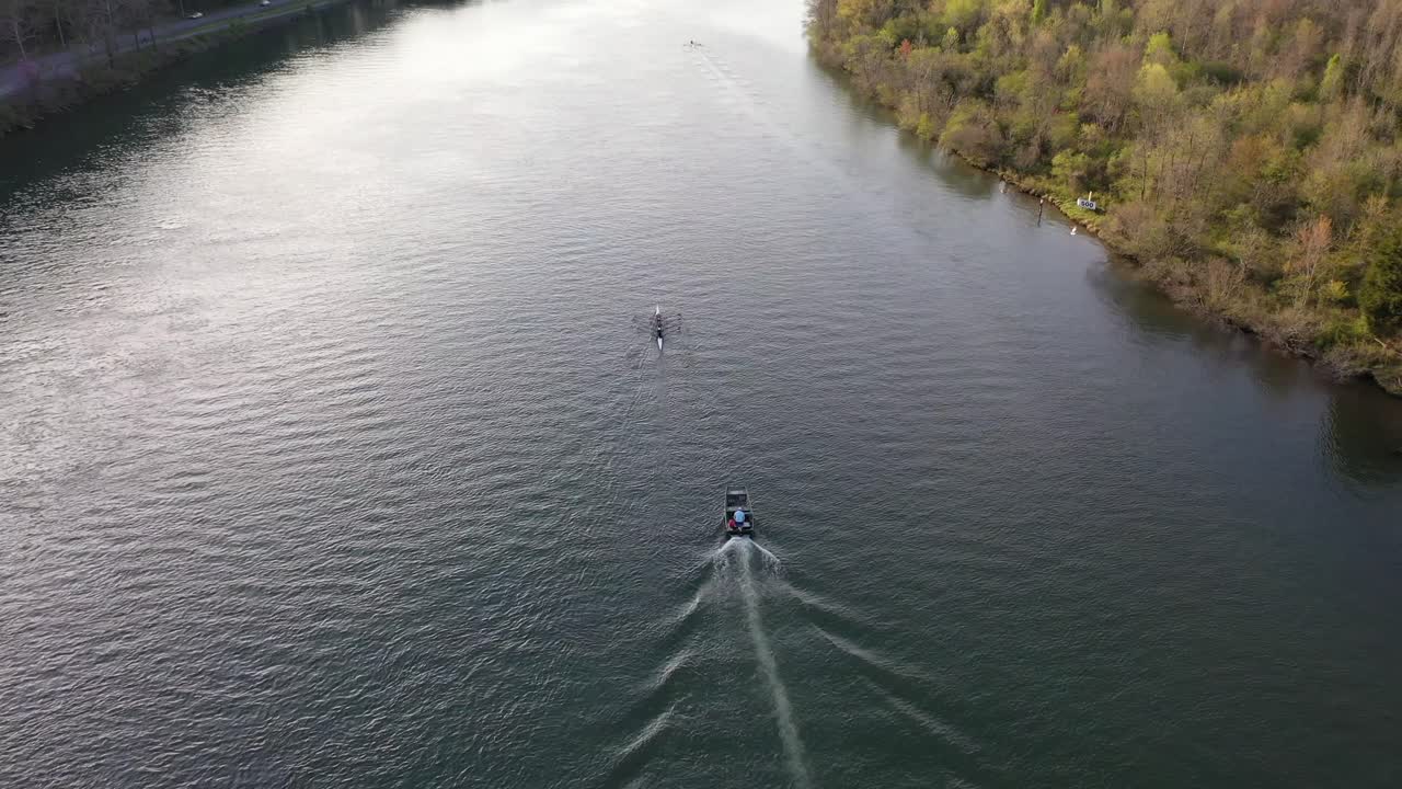 vista aérea de las colinas de tennessee y los remeros en menos bajíos en oak ridge, tennessee