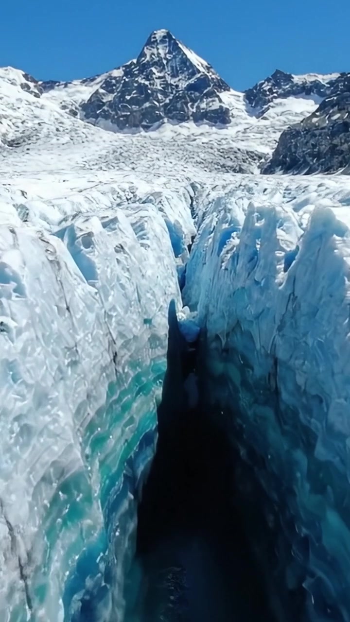 Majestuosa grieta glacial en un paisaje montañoso cubierto de nieve: Una impresionante muestra del poder y la belleza de la naturaleza capturada en vistas espectaculares.