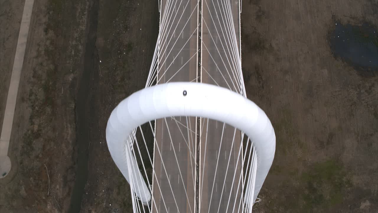 달라스의 마가렛 헌트 힐 다리를 건너는 자동차의 조감도