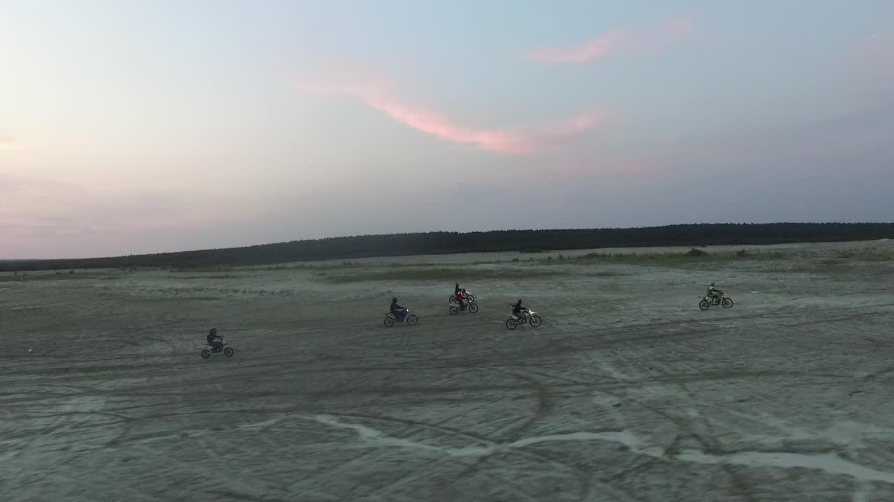 사막 풍경에서 해가 지는  자전거를 타고