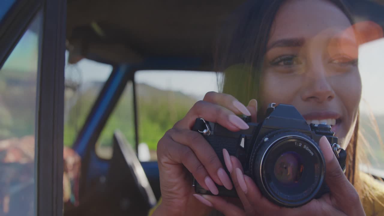 mujer joven en un viaje por carretera en camioneta