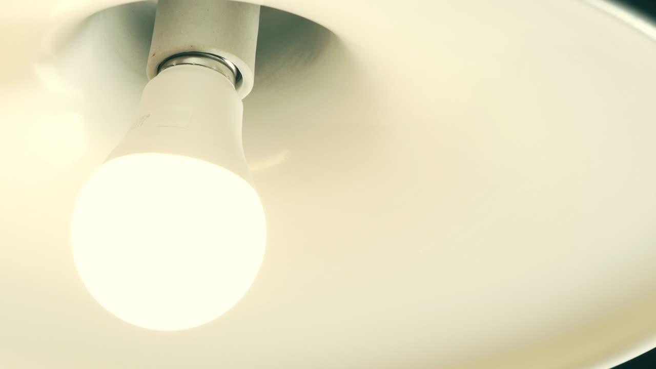 bombilla encendida por torsión