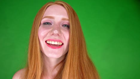 cerrar sonriente mujer rubia con maquillaje