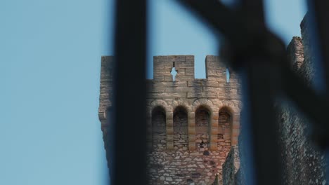 Zeitlupen-Dolly-Aufnahme,-Die-Einen-Burgturm-Im-Chateau-De-Pouzilhac-In-Frankreich-Zeigt