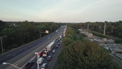 Drohnenaufnahme-Auf-Der-Autobahn,-Am-Späten-Nachmittag-Mit-Starkem-Verkehr-Zur-Hauptverkehrszeit