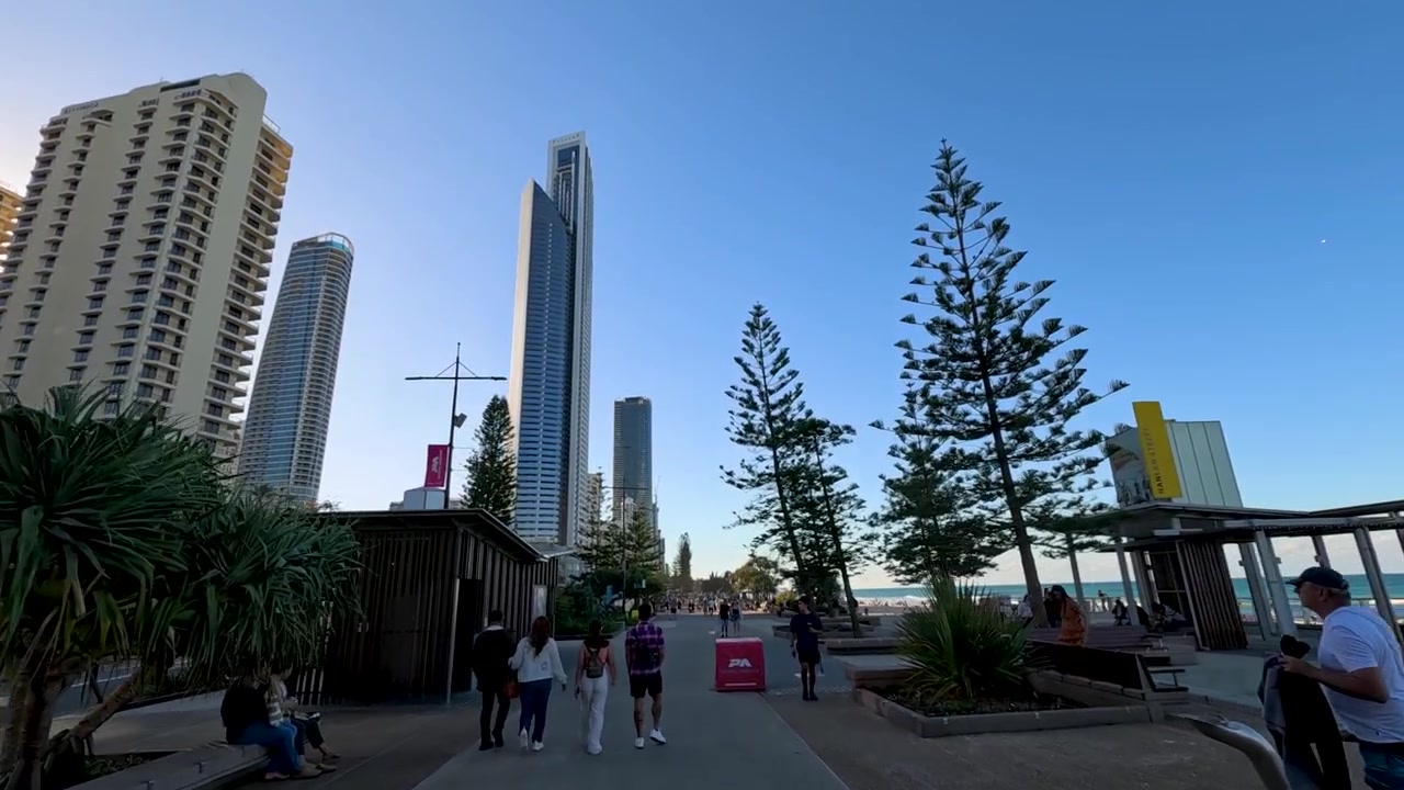 Persone che camminano lungo il lungomare a Surfers Paradise