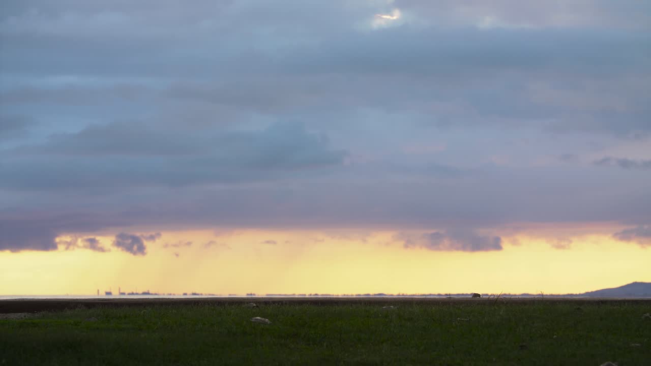 남자는 호놀룰루 하와이에 있는 ala moana 해변 공원에서 프레임 일몰 장면을 통해 실행됩니다.