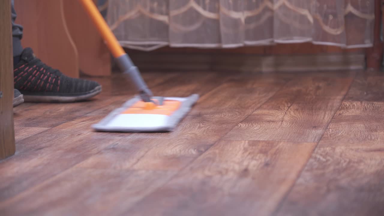 limpie el suelo con un trapeador. limpieza de la casa, limpieza y orden en la casa.