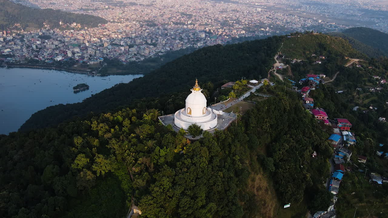 shanti stupa pagoda de la paz mundial en nepal - toma aérea
