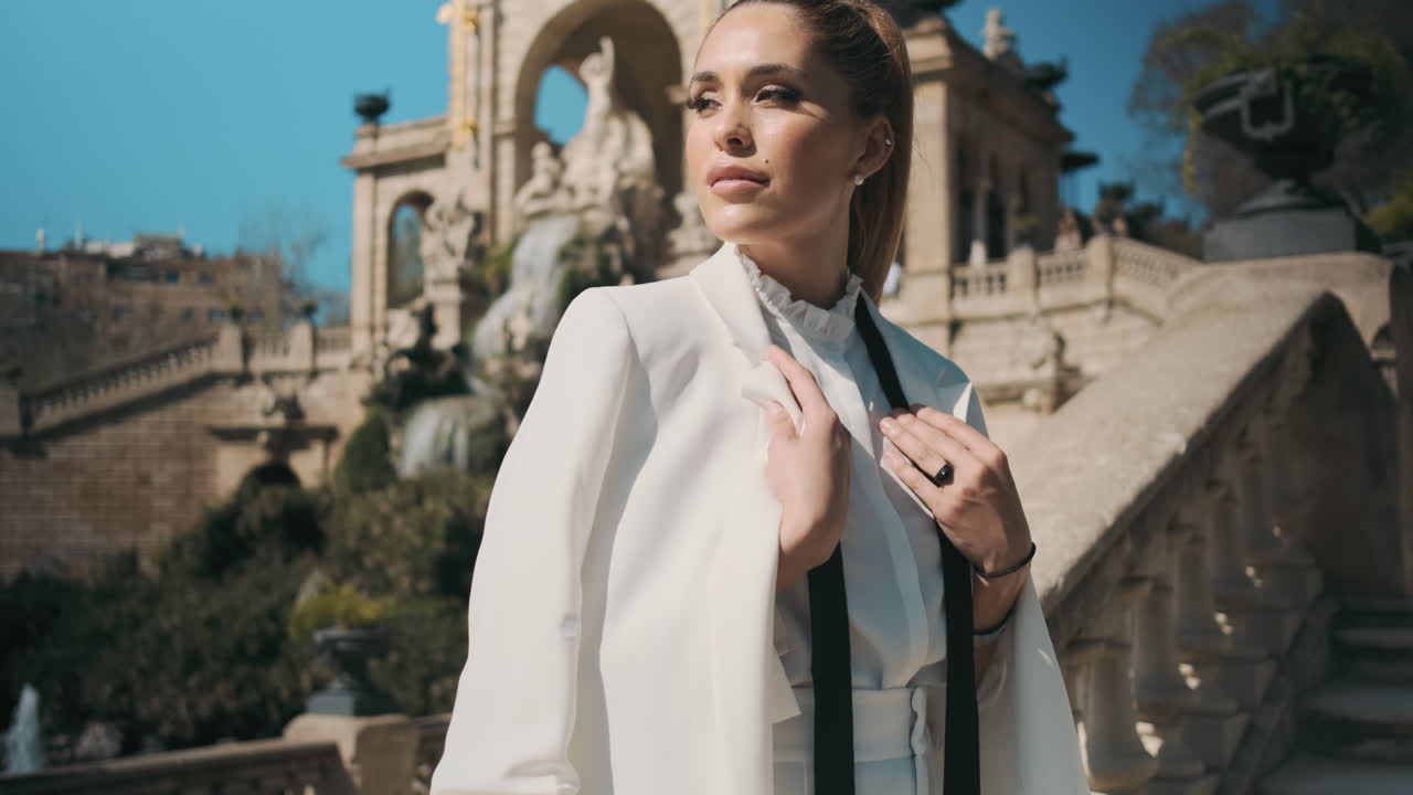 은 공원 야외에서 세련된 젊은 여성.