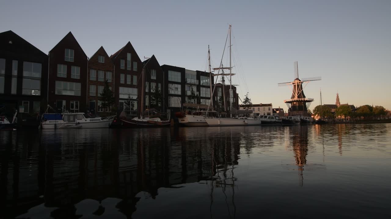 네덜란드 의 전통적 인 운하 집 과 풍차