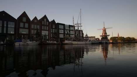 casas tradicionales holandesas en el canal y molino de viento