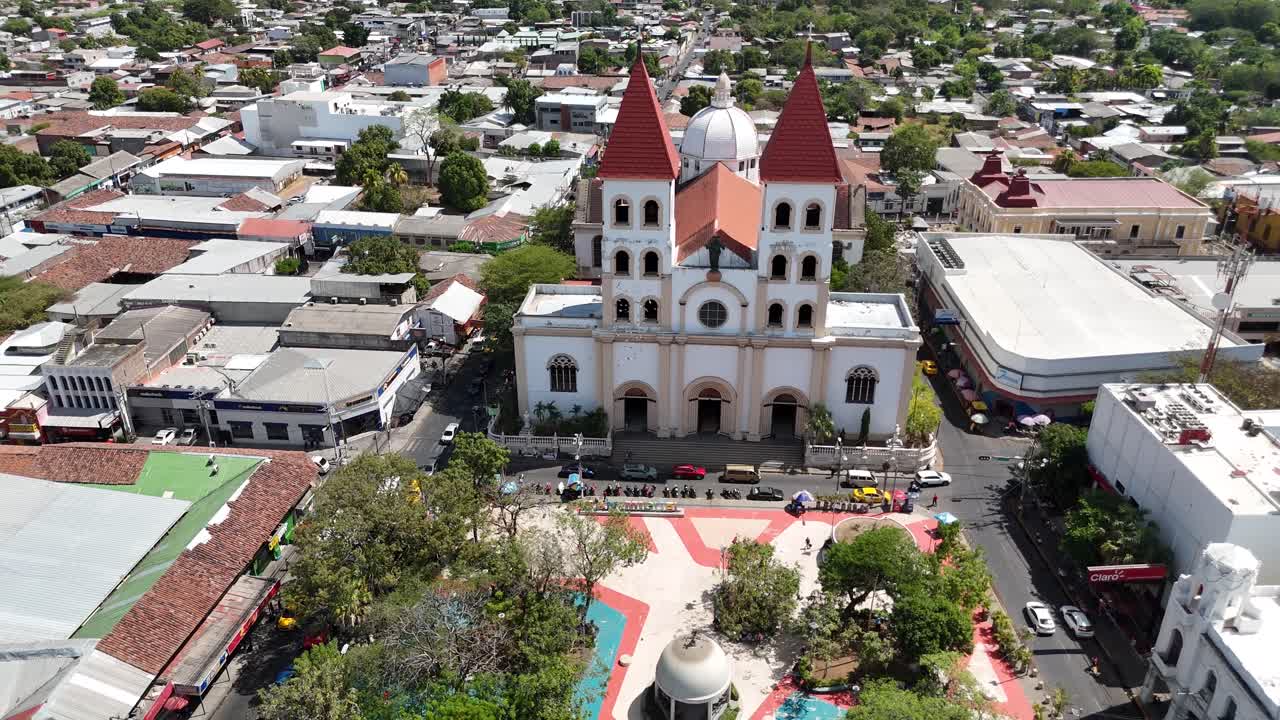 Luftaufnahme des Zentralplatzes von San Miguel und der Basilika-Kathedrale, El Salvador, Mittelamerika – ein Ziel des Kulturtourismus.