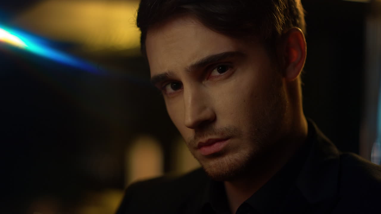 부유 한 남자 가 실내 에서 카메라 를 보고 있다