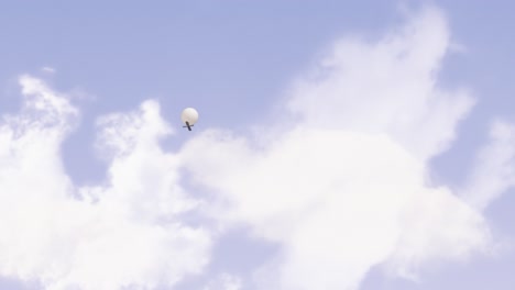 largo establecimiento de tiro de globo espía en el cielo nublado