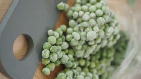 guisantes congelados en una tabla de cortar