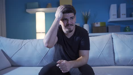 un joven preocupado y nervioso.